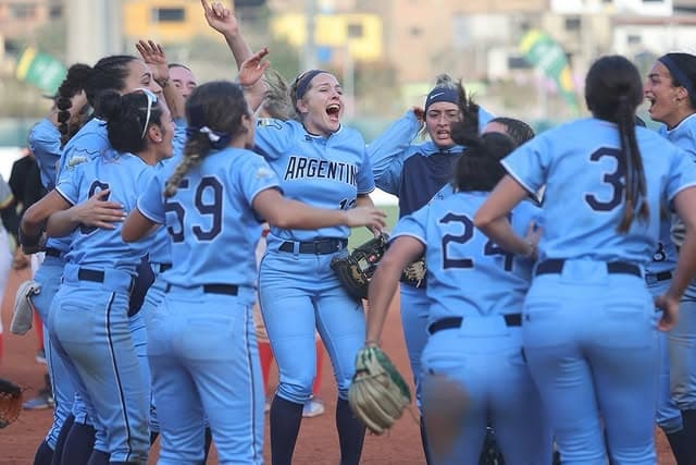 Equipo femenino argentino reunido en el campo de juego