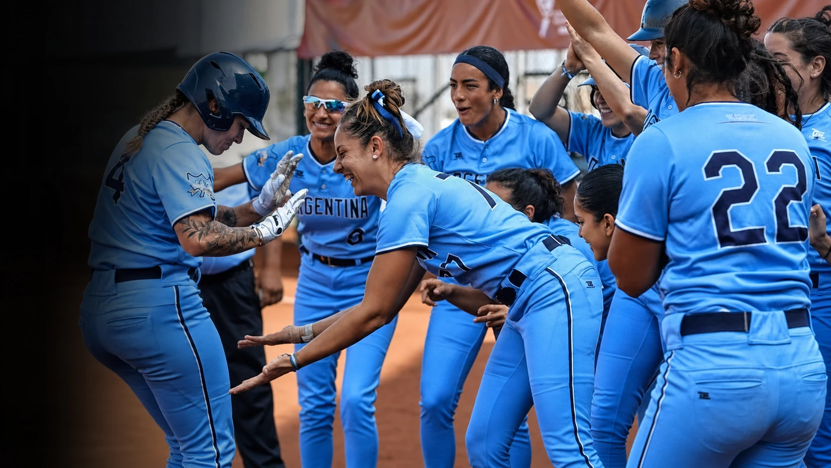 Jugadoras de la Selección Argentina celebran juntas en el campo