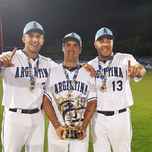 Jugadores argentinos celebran con sus medallas y el trofeo mundial