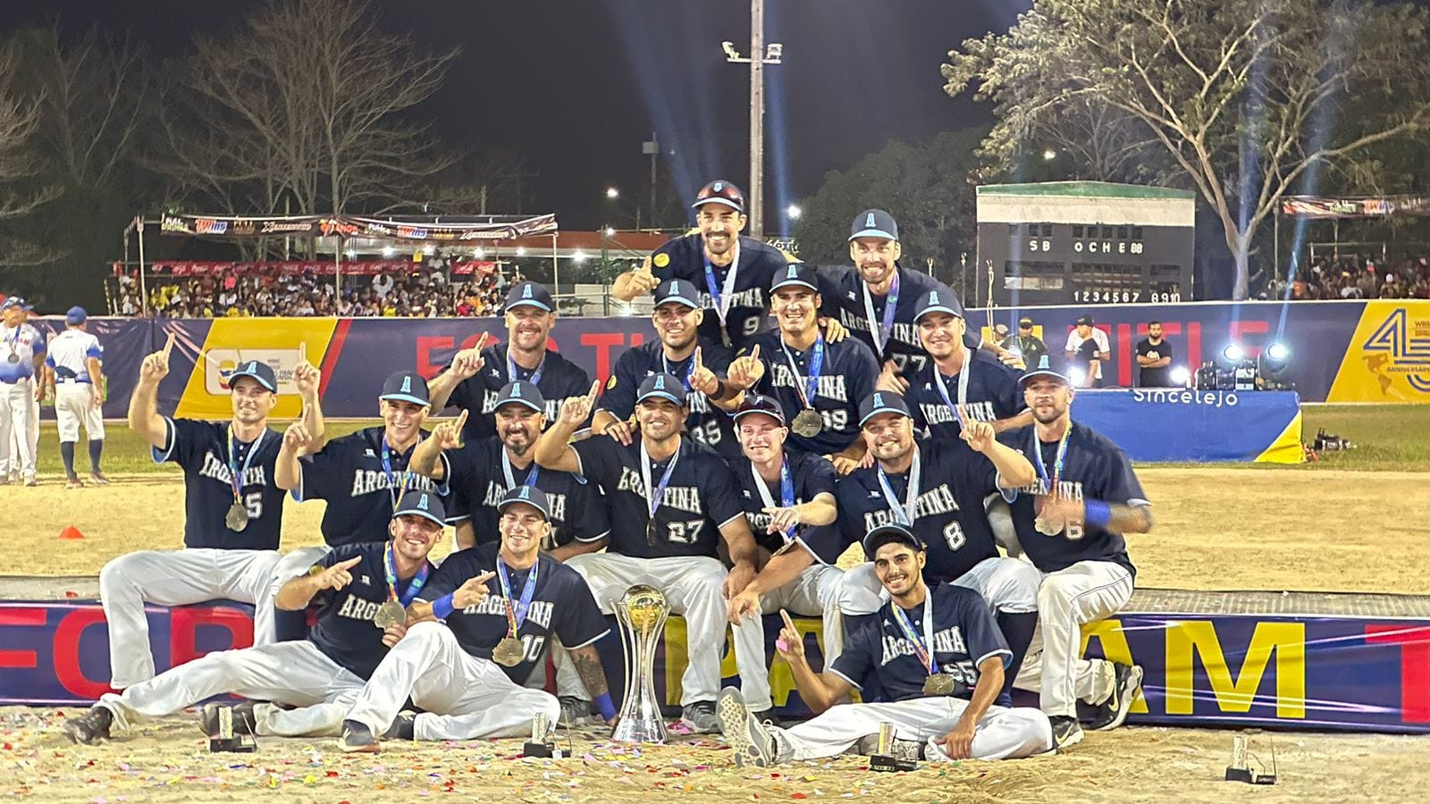 La Selección Argentina masculina celebra el bicampeonato panamericano con el trofeo en Sincelejo