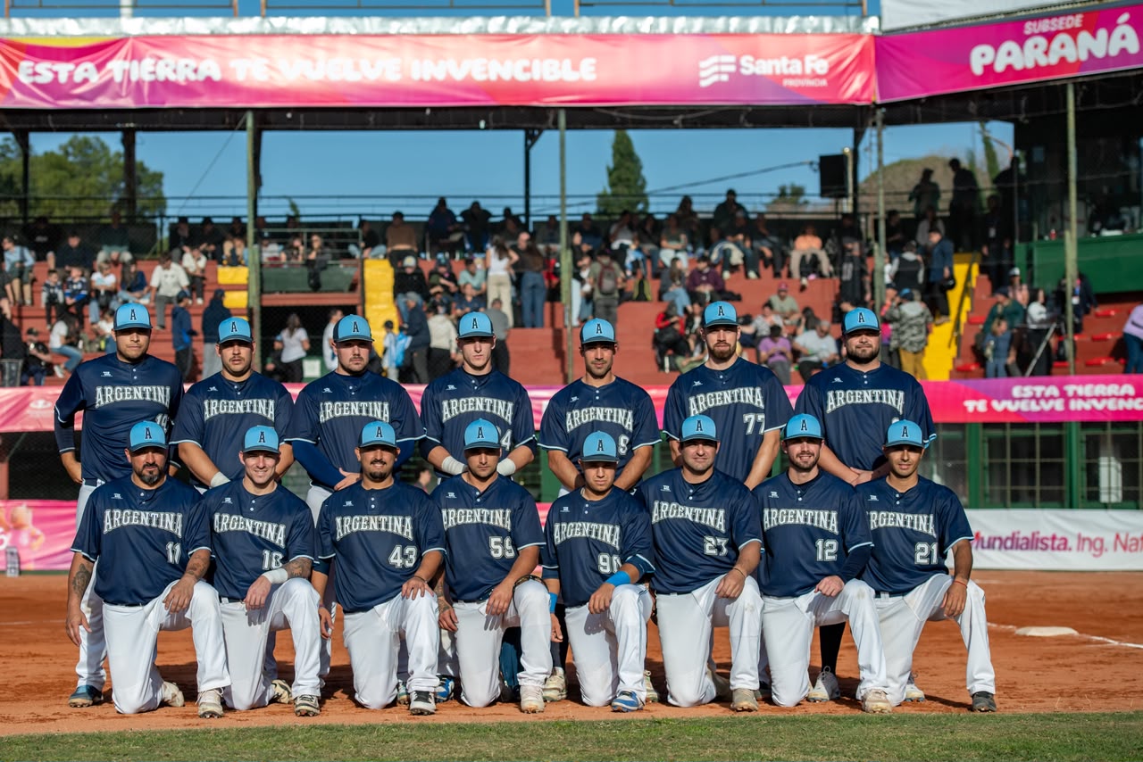 Plantel de la Selección Argentina de Sóftbol Masculino en el campo de juego en Paraná